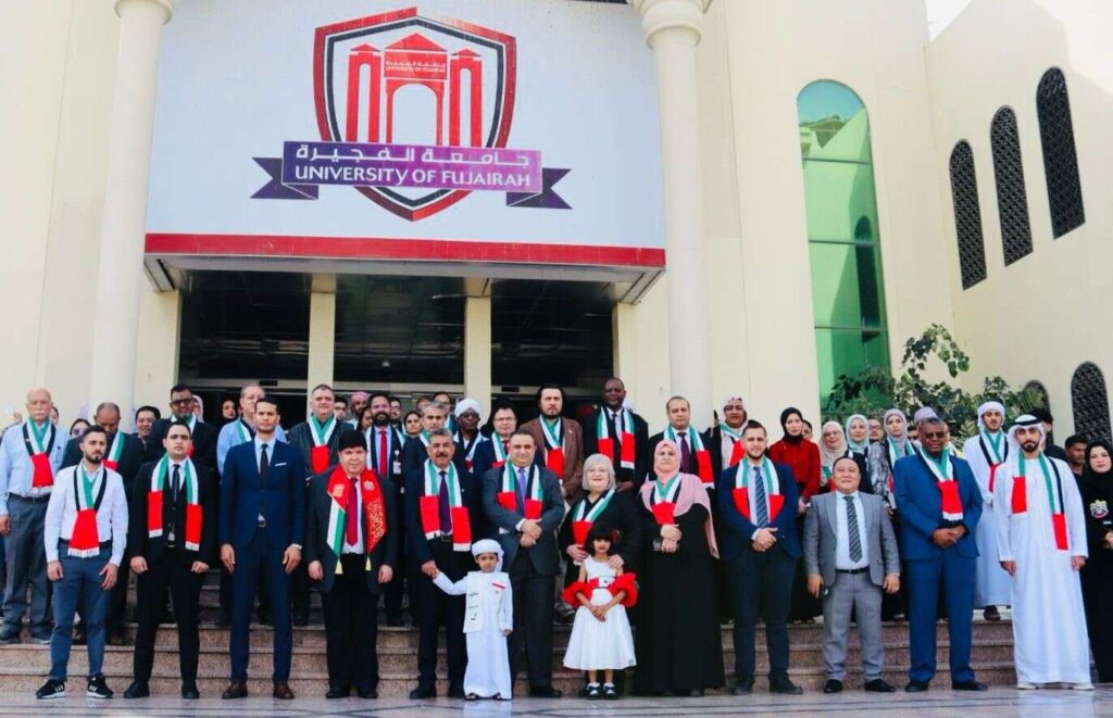 أسرة جامعة الفجيرة تحتفل بيوم العلم الإماراتي
